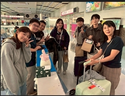 高餐大學生到機場接機，並準備伴手禮迎接圖片