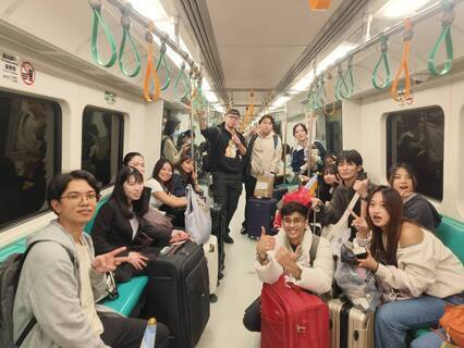 高餐大學生以捷運代步，帶著遠道而來學生認識高雄圖片