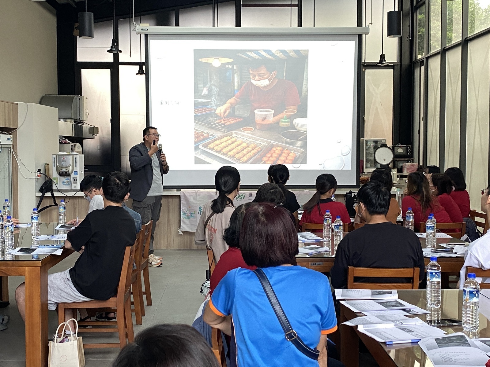 高餐大餐飲管理系柳希諺老師讓業者對食品衛生與職場安全有基本認識圖片