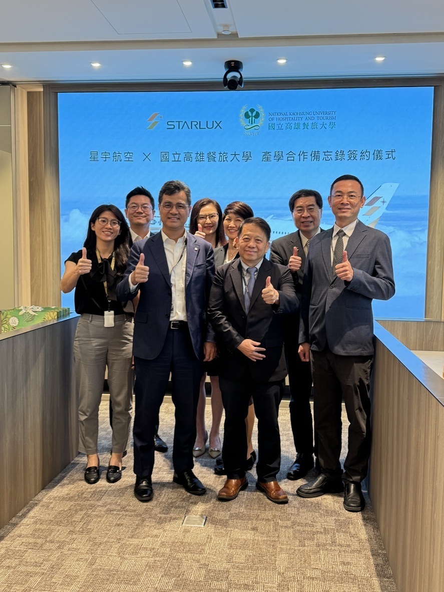 雙方簽署團隊合影圖片