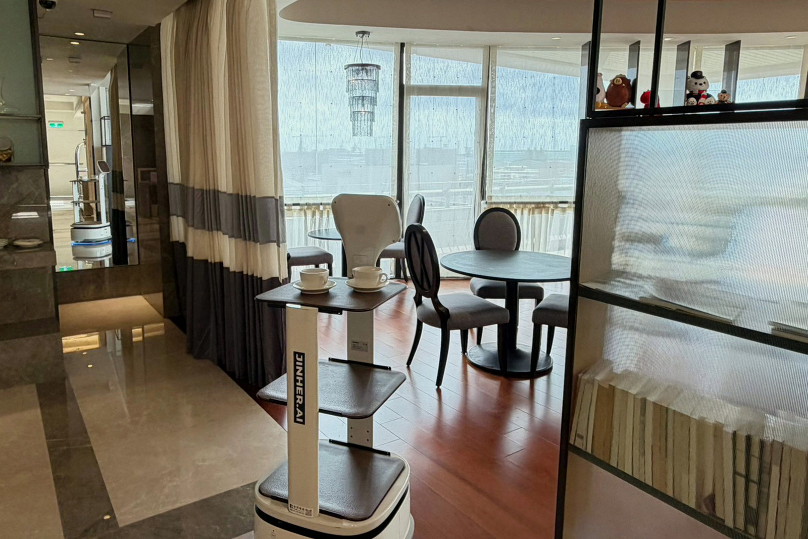 智慧科技導入提供學生建構智慧旅館與機器人服務應用場域。