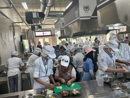 有不少孩童第一次下廚，感覺很新鮮圖片