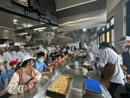 大手帶小手領略廚藝及科學原理，廚房充滿溫馨圖片