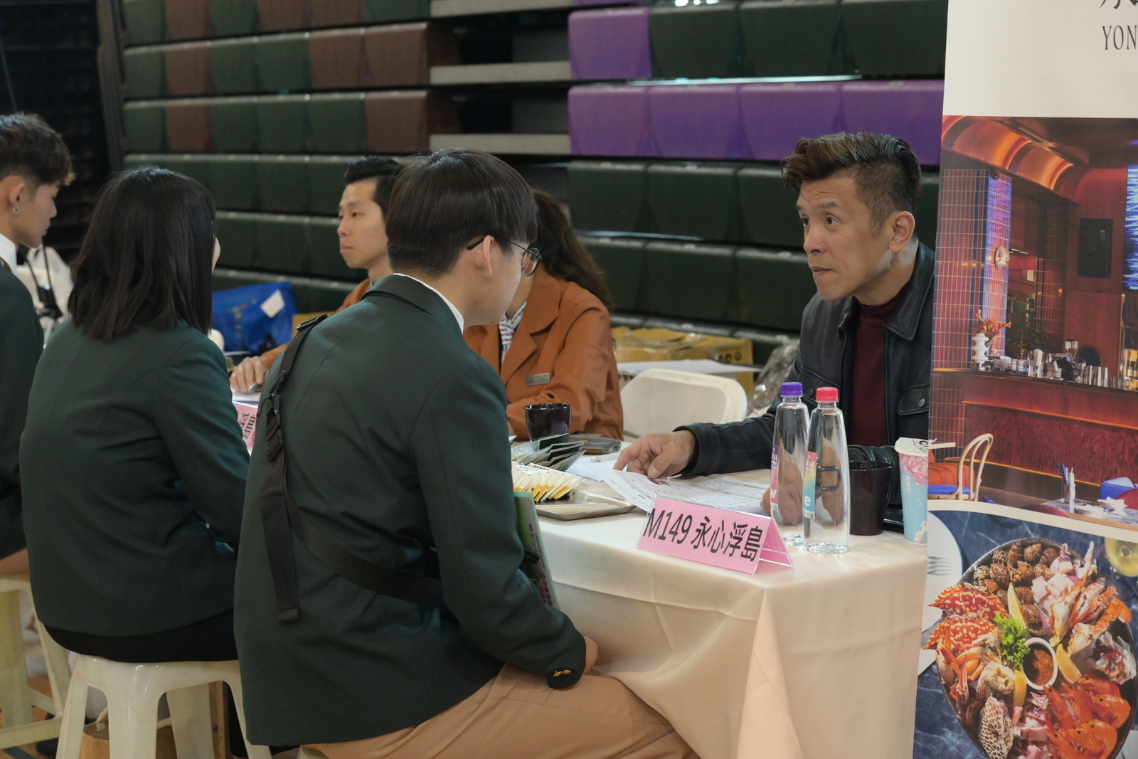 老新餐飲集團備受青睞，近兩百名學生報名