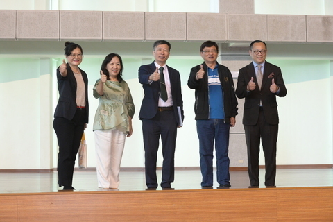 高餐大校長方德隆(中)與校內師長歡迎業者蒞校徵才也為學生加油打氣