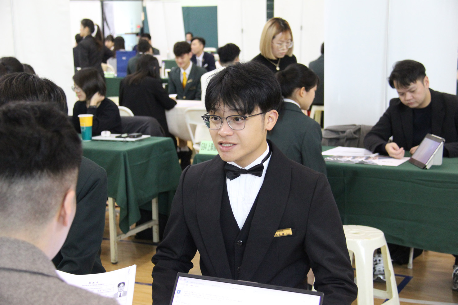 學生著正裝面試胸有成足
