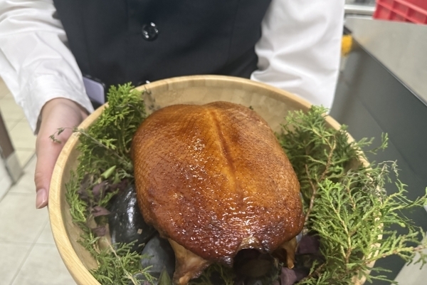 金黃酥脆的鴨胸料理令人垂涎三尺