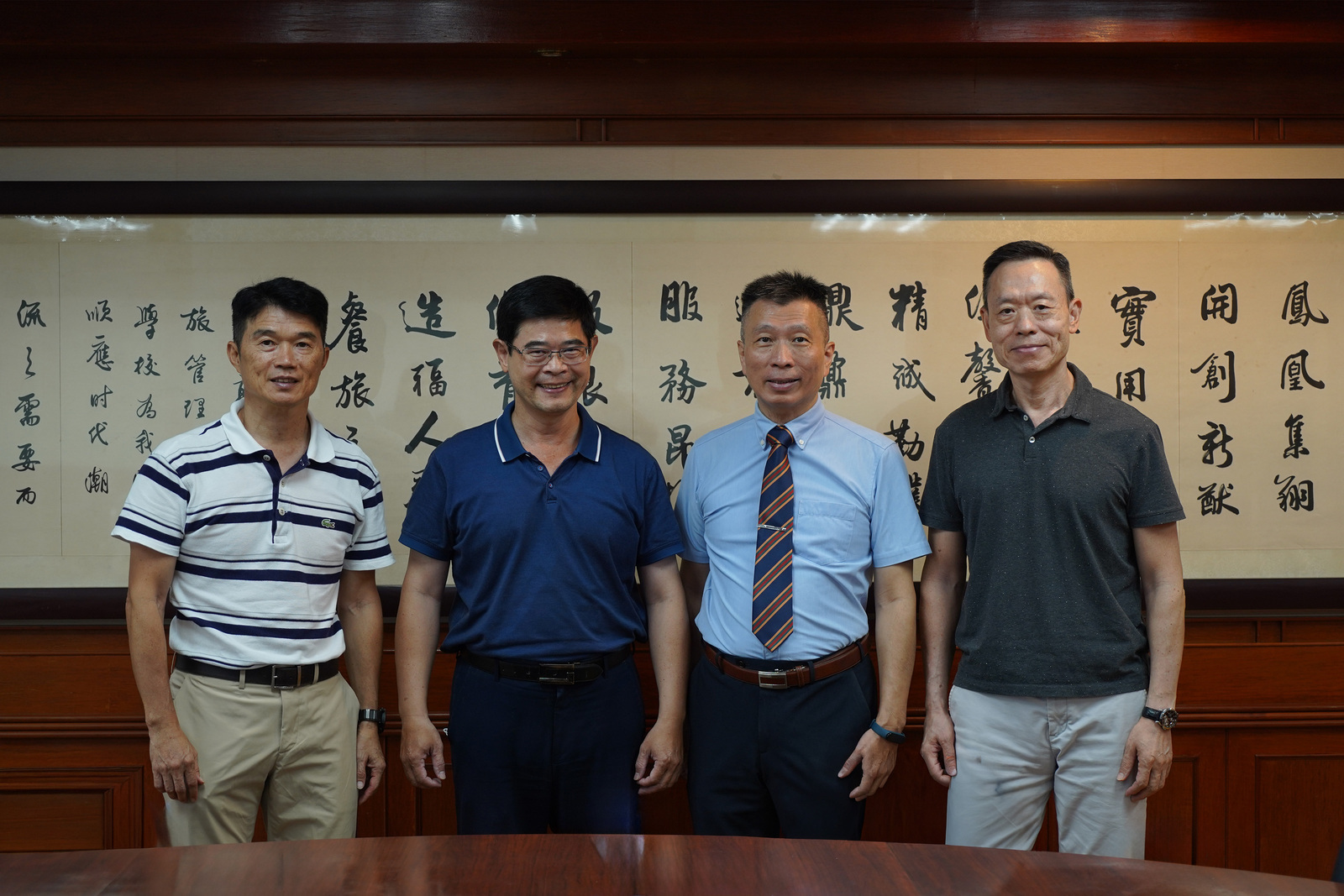 小港區衛生所蔡智仁所長(左二)與本校校長級主管合影