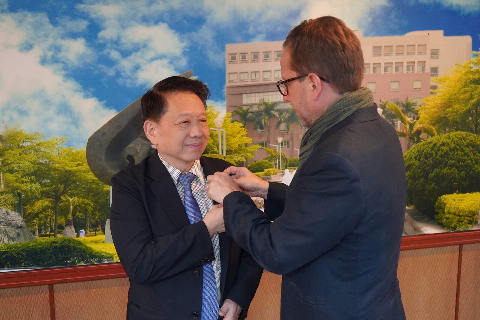 萬豪港澳台海南區區域副總裁Mr. Richard Boyer為陳敦基校長別上紀念徽章