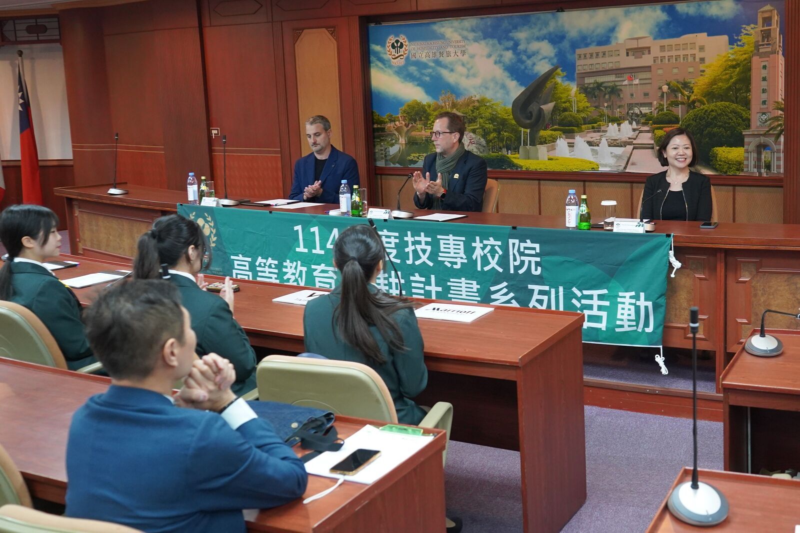 萬豪港澳台海南區區域副總裁Mr. Richard Boyer和同學分享職涯心法