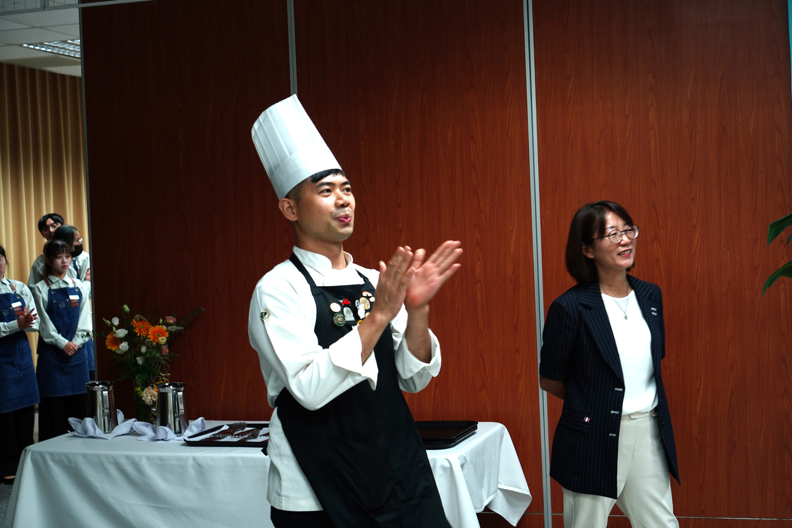 餐飲廚藝科林淑瑛副教授及廚藝學院葉建志老師共同帶領學生從美濃客家庄田野調查、宴會主題發想、菜單規劃、服務流程、桌面設計到現場執行，完整展現高餐大餐旅教育結合USR地方實踐的成果。
