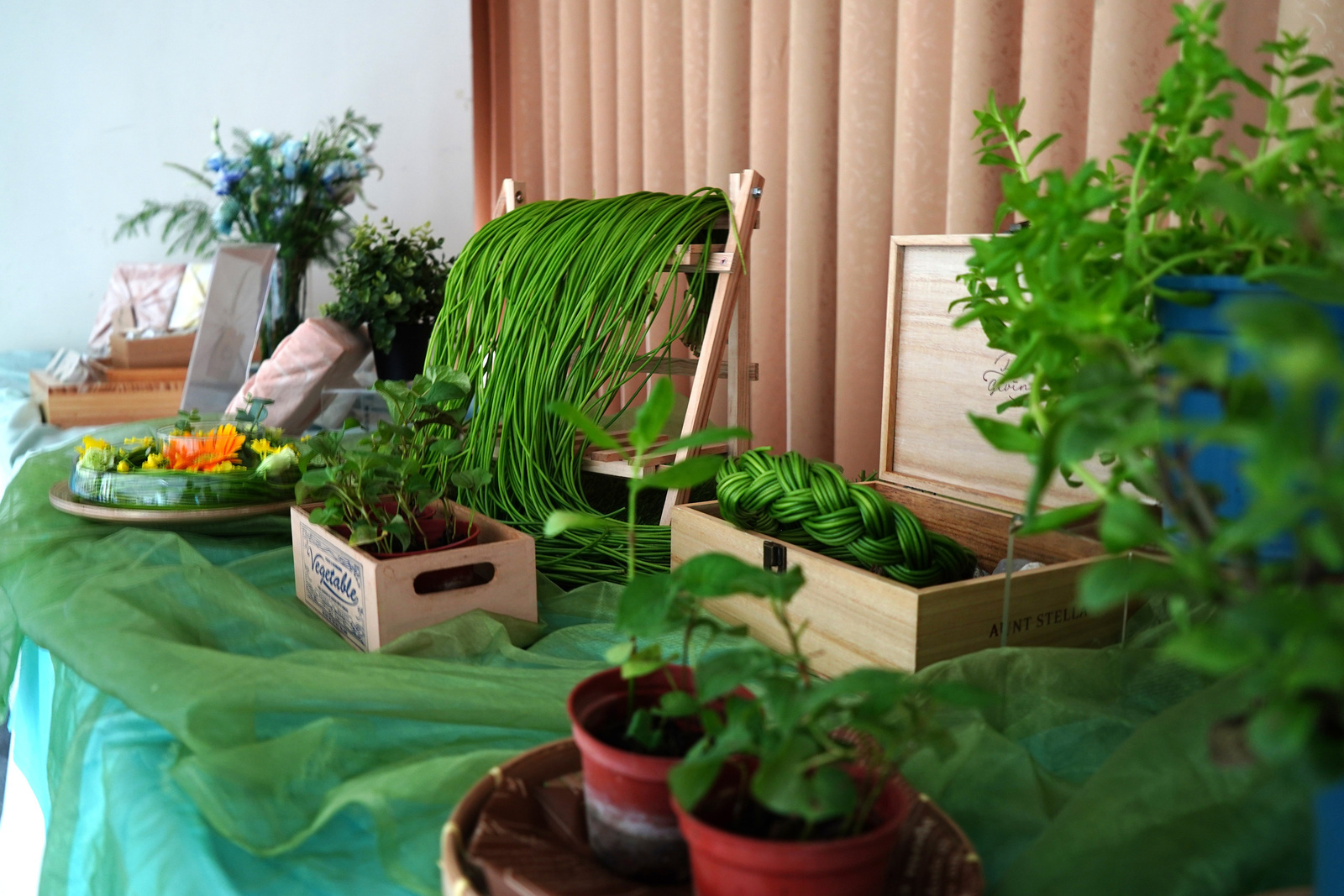菜色中融入美濃野蓮、老蘿蔔、梅乾菜、水八角、紅花紫蘇草、鳳梨、芭樂、美濃山茶等在地元素，重新詮釋客家飲食記憶。