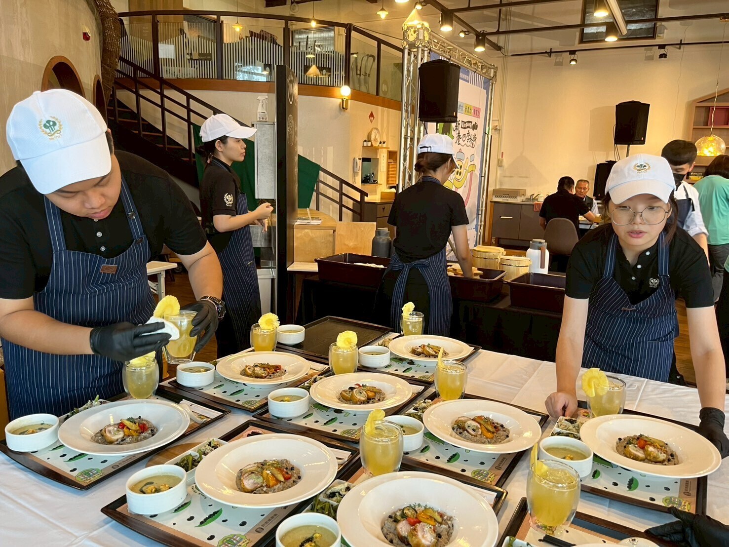 高餐大師生端出美味義式松露黑豆燉飯佐空心菜末時雞肉捲圖片
