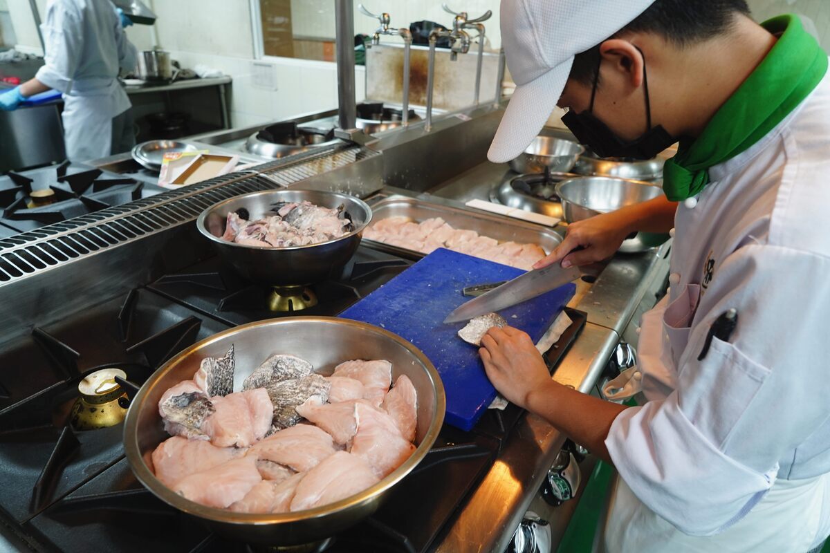 高餐大青年廚師團隊精心準備午餐食材