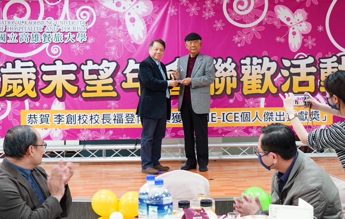 高餐大陳敦基校長(左)轉贈傑出貢獻院士獎座予李福登創校校長(右)