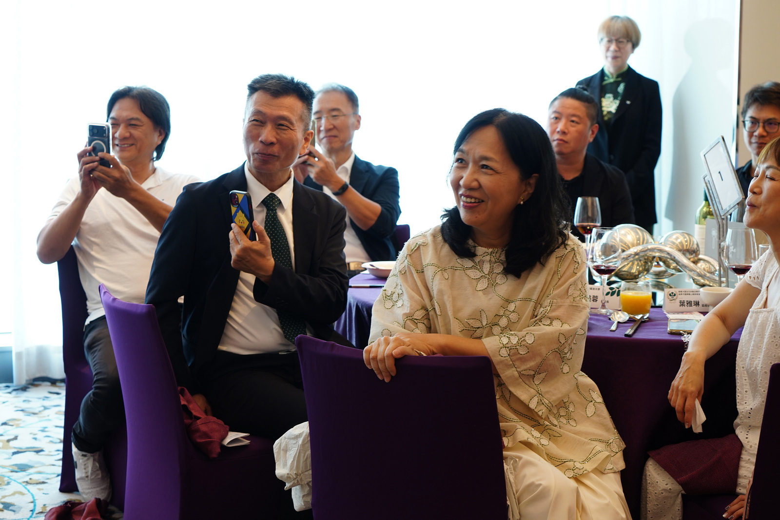 相聲瓦舍馮翊綱藝術總監以幽默逗趣的相聲演出，巧妙串聯飲食文化與表演藝術，為募款餐會帶來歡笑與溫暖