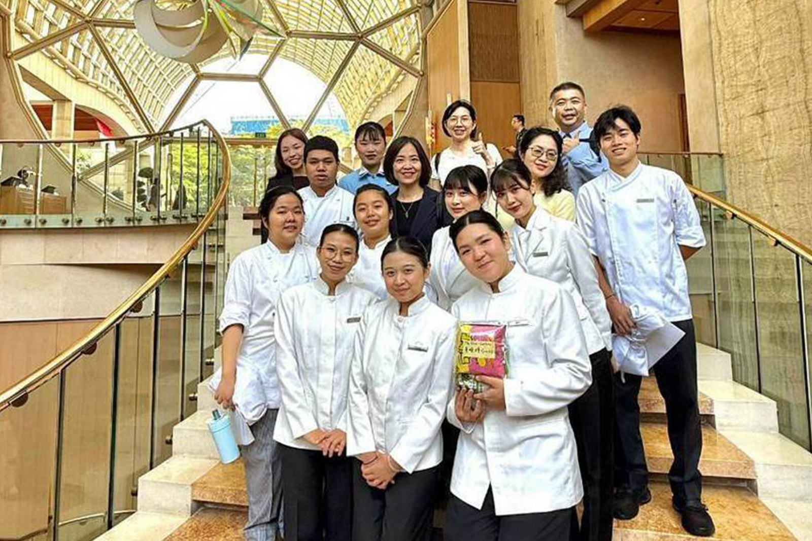 The Ritz-Carlton, Millenia Singapore 與師生合影