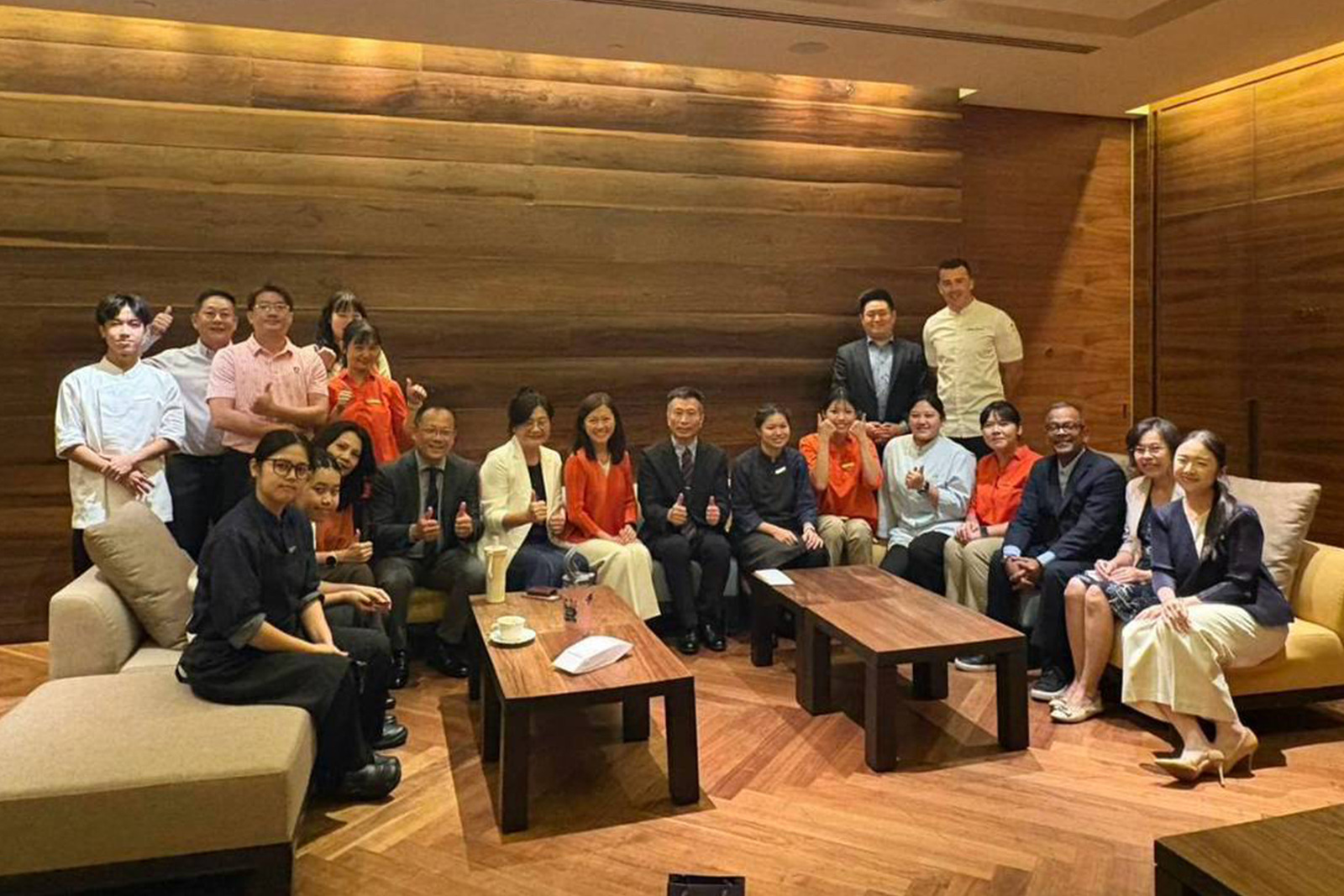 Grand Hyatt Singapore主管與高餐師生合影