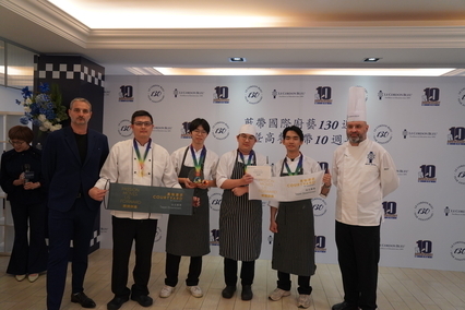 冠軍隊伍由國泰萬怡主廚柯栯恩與高餐大學生張詠傑、開平餐飲學校吳家皓同學及台北海洋大學丁亞倫同學通力合作奪金圖片