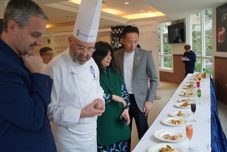 比賽競爭激烈，評審團一度陷入沉思(由左至右萬豪集團台灣區域總經理哲仁廷、高餐藍帶行政主廚Sebastien Graslan、美食家費奇、林口褔朋喜來登總經理Eric Lee)圖片