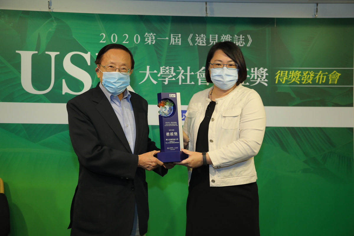 (左)遠見雜誌創辦人高希均(右)高餐大廚藝學院院長曾裕琇圖片