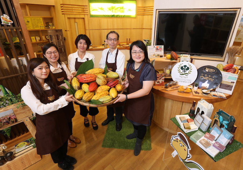 可可計畫團隊(右1)廚藝學院院長曾裕琇(右2)餐旅創新育成中心主任陳建龍(右3)推廣教育中心經理蔡麗卿(右4)餐旅創新育成中心經理林蕬岑(左1))餐旅創新育成中心計畫助理 龔郁婷圖片