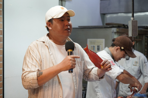 主廚梁煜城以海鮮食材為主軸授傳授料理及掌握處理技巧