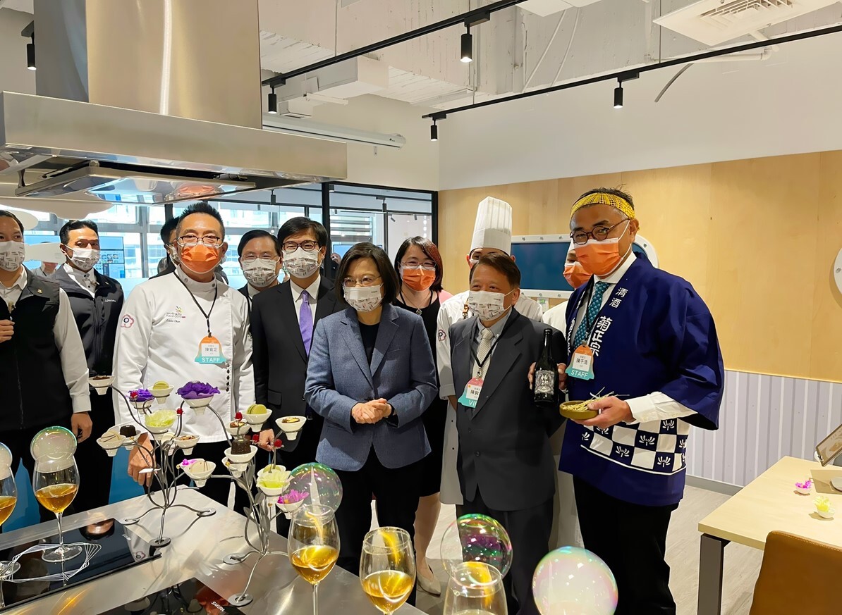總統蔡英文與高雄市市長陳其邁至共創廚房參觀高餐大展藝圖片