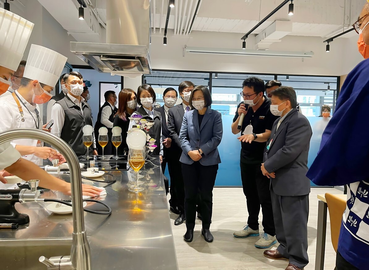 總統蔡英文與高雄市市長陳其邁至共創廚房體驗青年國手料理展秀圖片