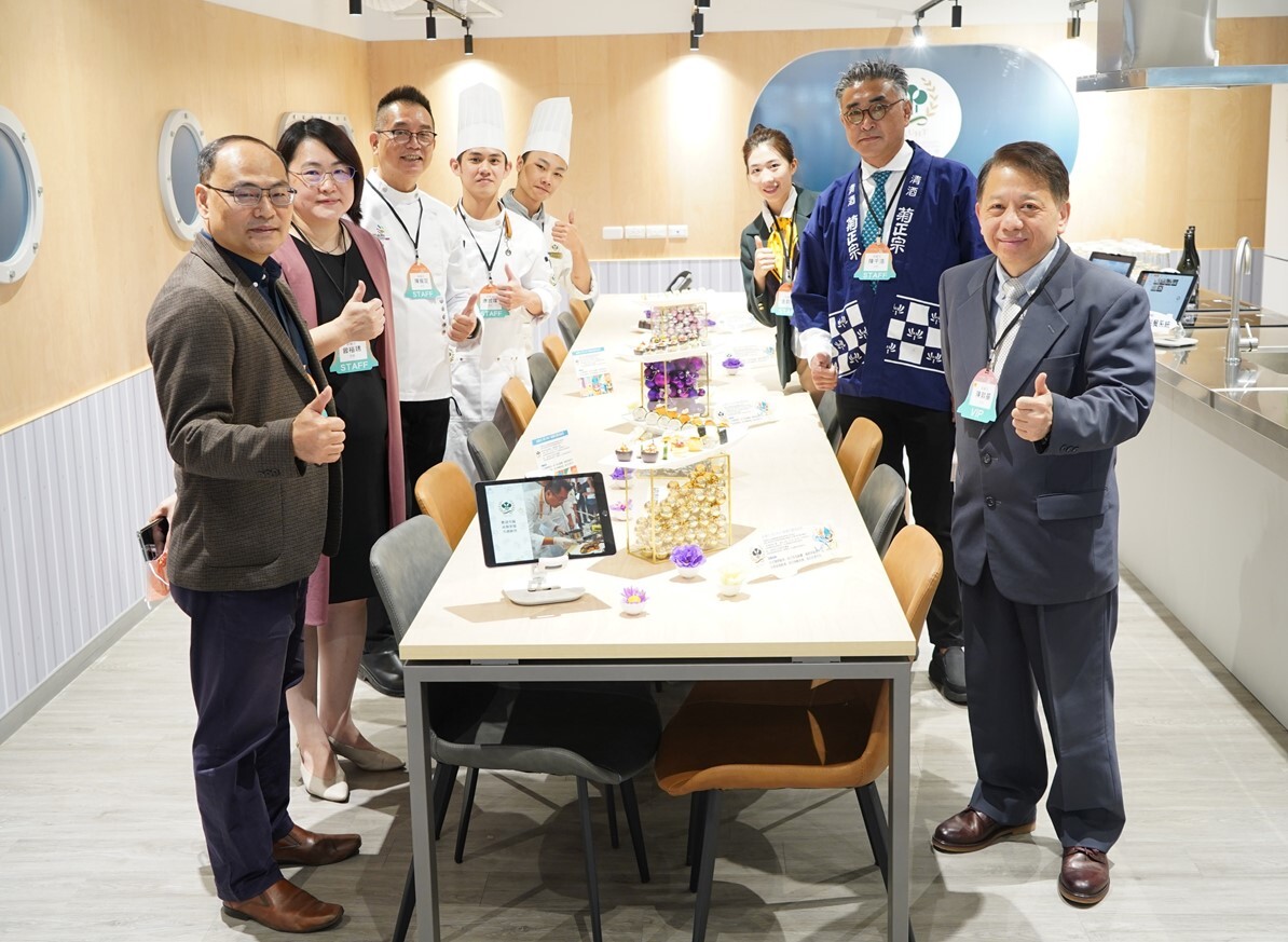 高餐大陳敦基校長帶領師生團隊合影圖片