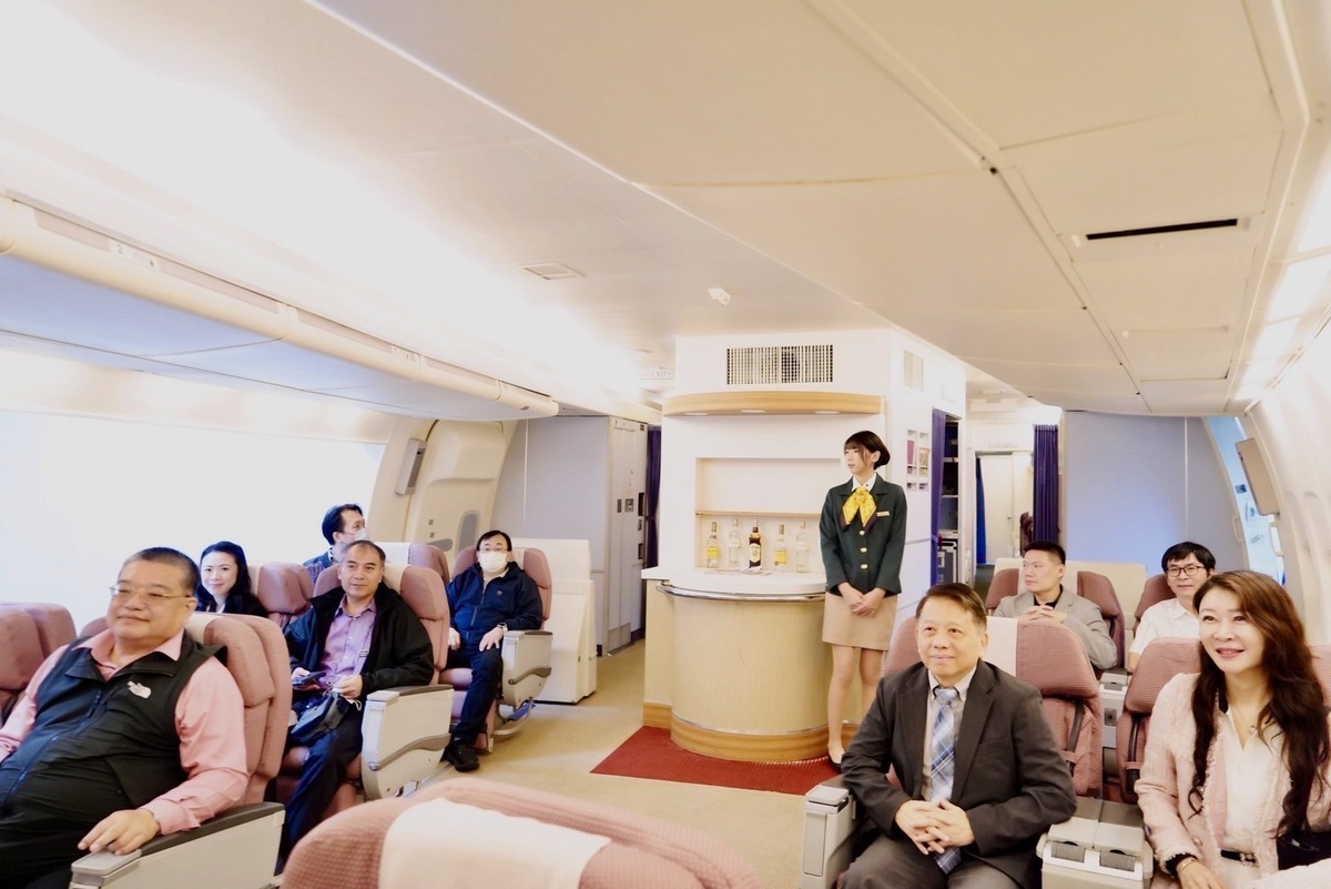 高雄空大團隊參觀高餐大「C-406客艙教室」。