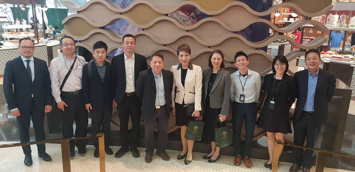 高餐大陳敦基校長與金沙酒店副總經理Juliette Lim，雙方洽談實習就業合作