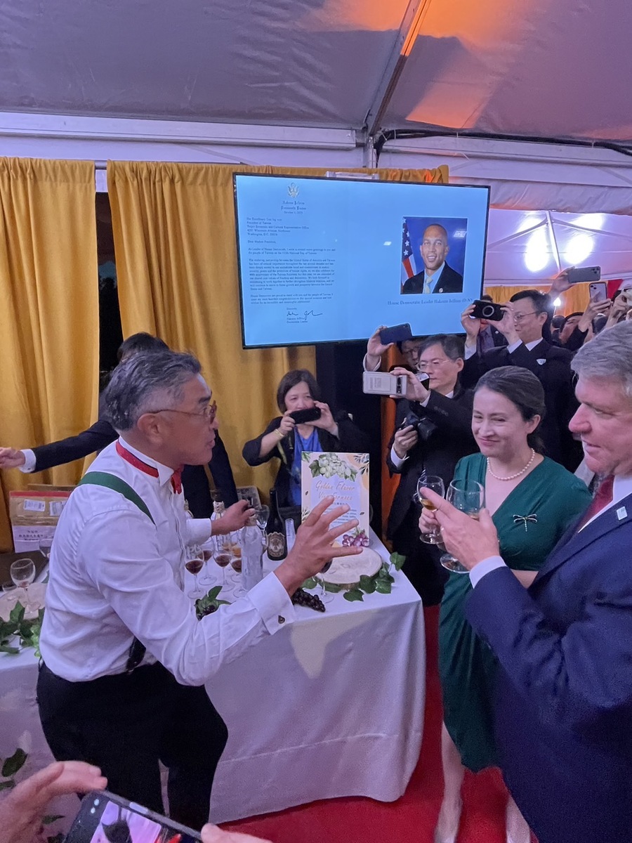 聯邦眾議院外交委員會主席麥考爾（Michael McCaul）品嚐後讚不絕口立即下單