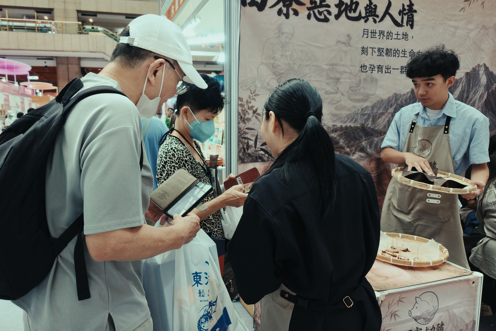 高餐大USR團隊於2026台灣美食展推廣田寮古力豬，吸引民眾駐足認識與品嚐。
