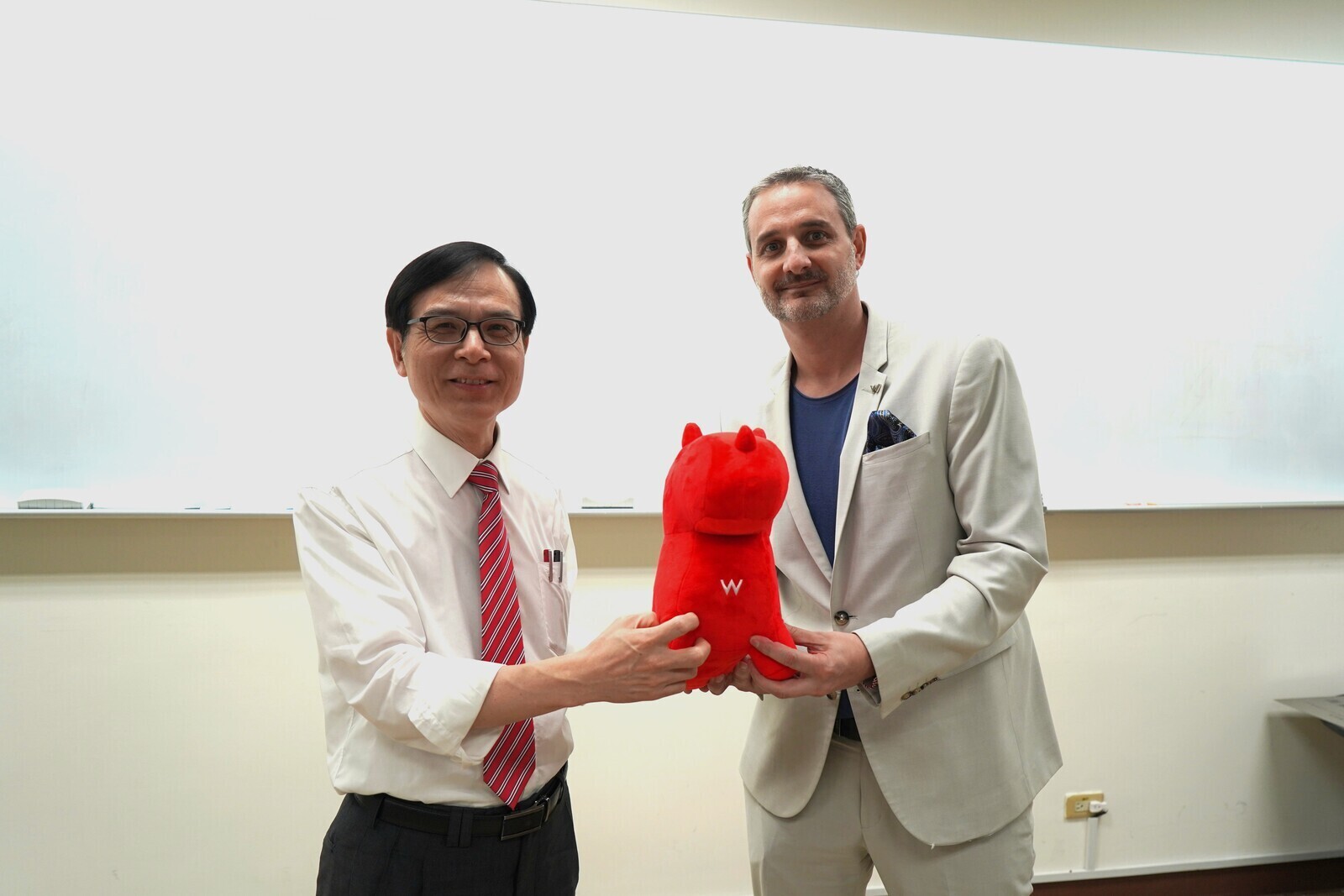 萬豪國際集團台灣市場區域總經理 Mr. Bastien Giannetti送上吉祥物給高餐大代理校長陳國泰圖片