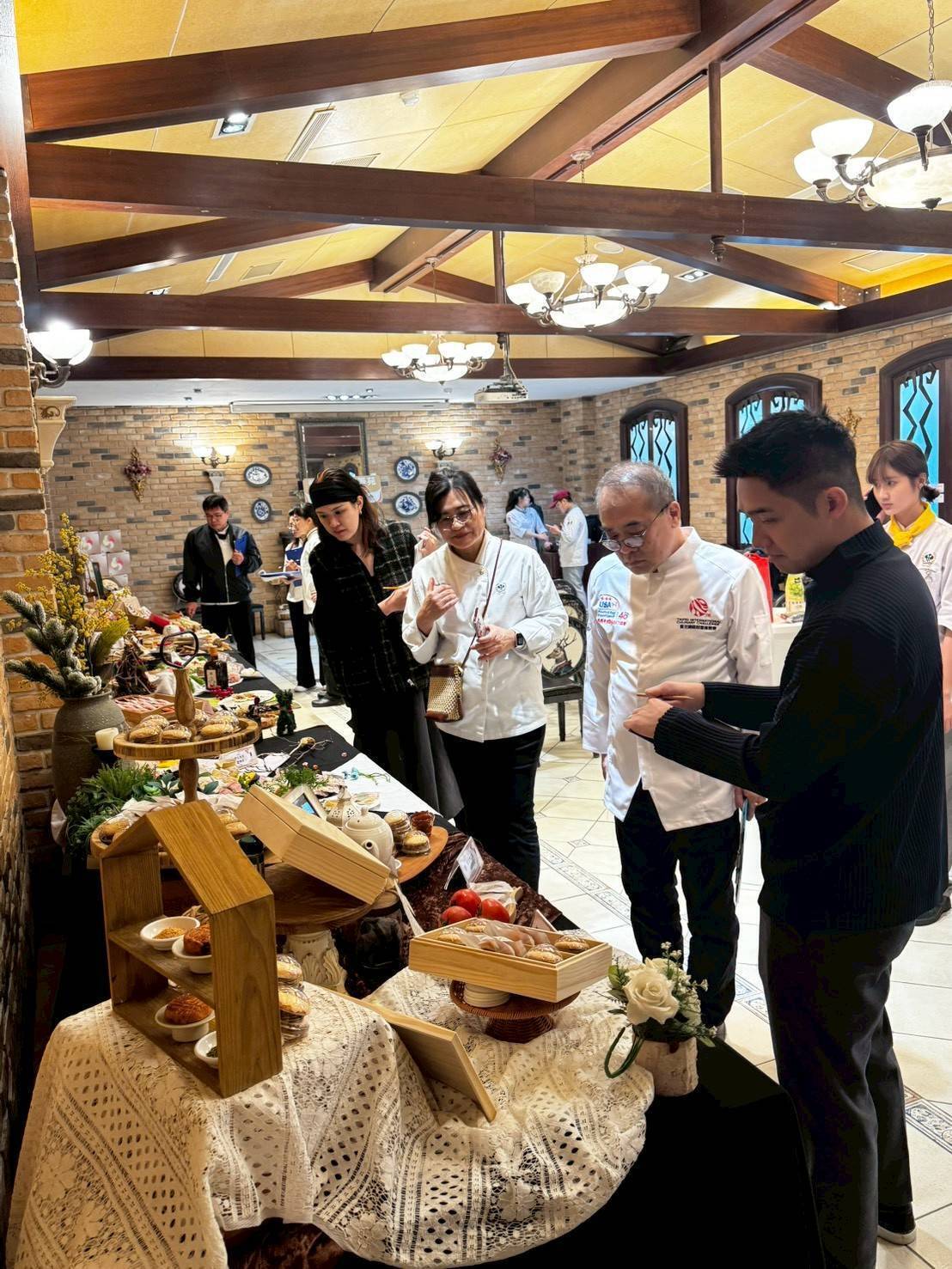 評審團陣容龐大，舊振南副總經理李博元、國際烘焙裁判廖漢雄、西廚系主任江敏慧圖片