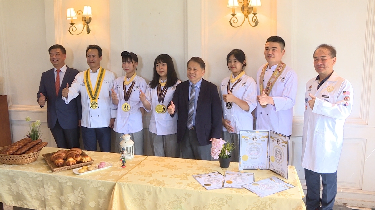 由左至右劉維群主任秘書、陳豐昇老師、嚴于安同學、廖珮媗同學、陳敦基校長、葉嘩同學、賴毓宏老師及廖漢雄學務長合影