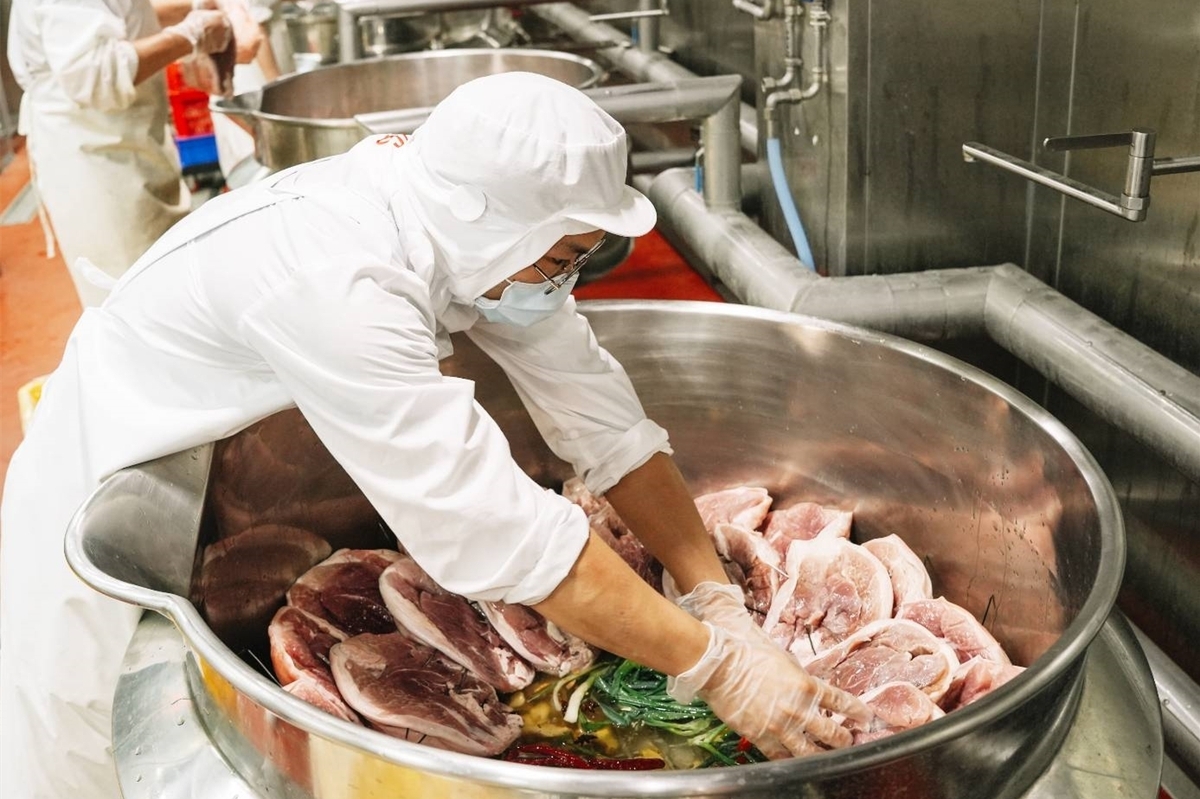 「鄧師傅」洞察先機，設立智慧食品工廠