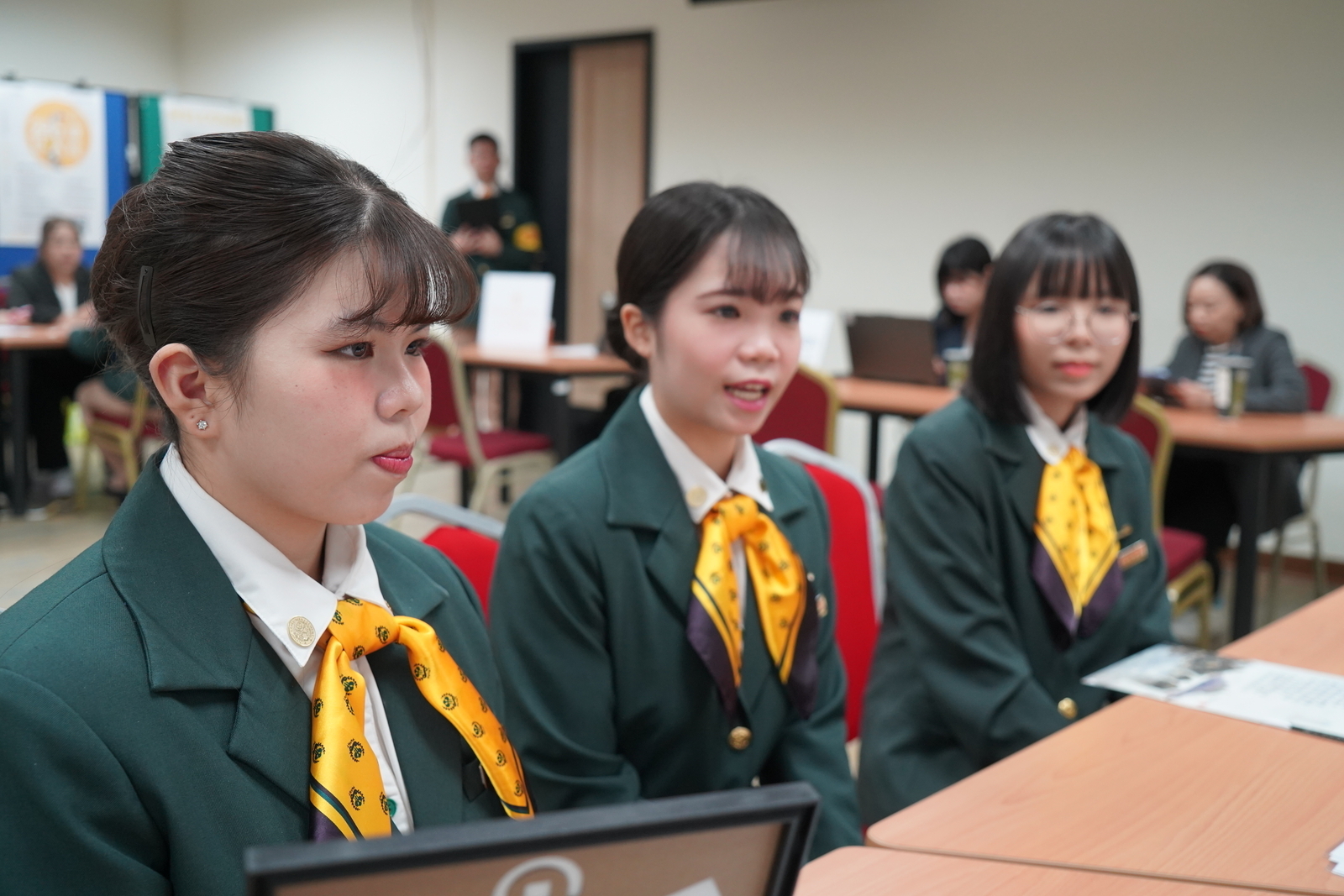 旅館系同學好整以暇從容面試圖片