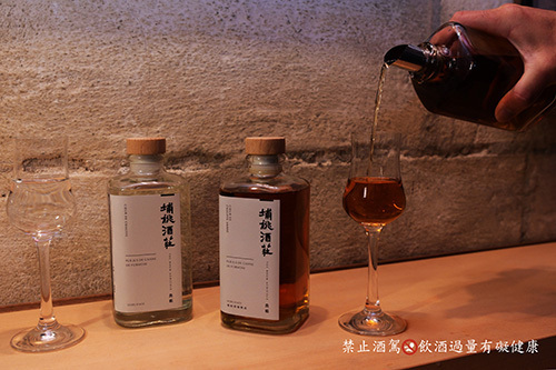 由右到左 農藝蘭姆原酒與過桶金牌埔桃酒熟成農藝蘭姆酒