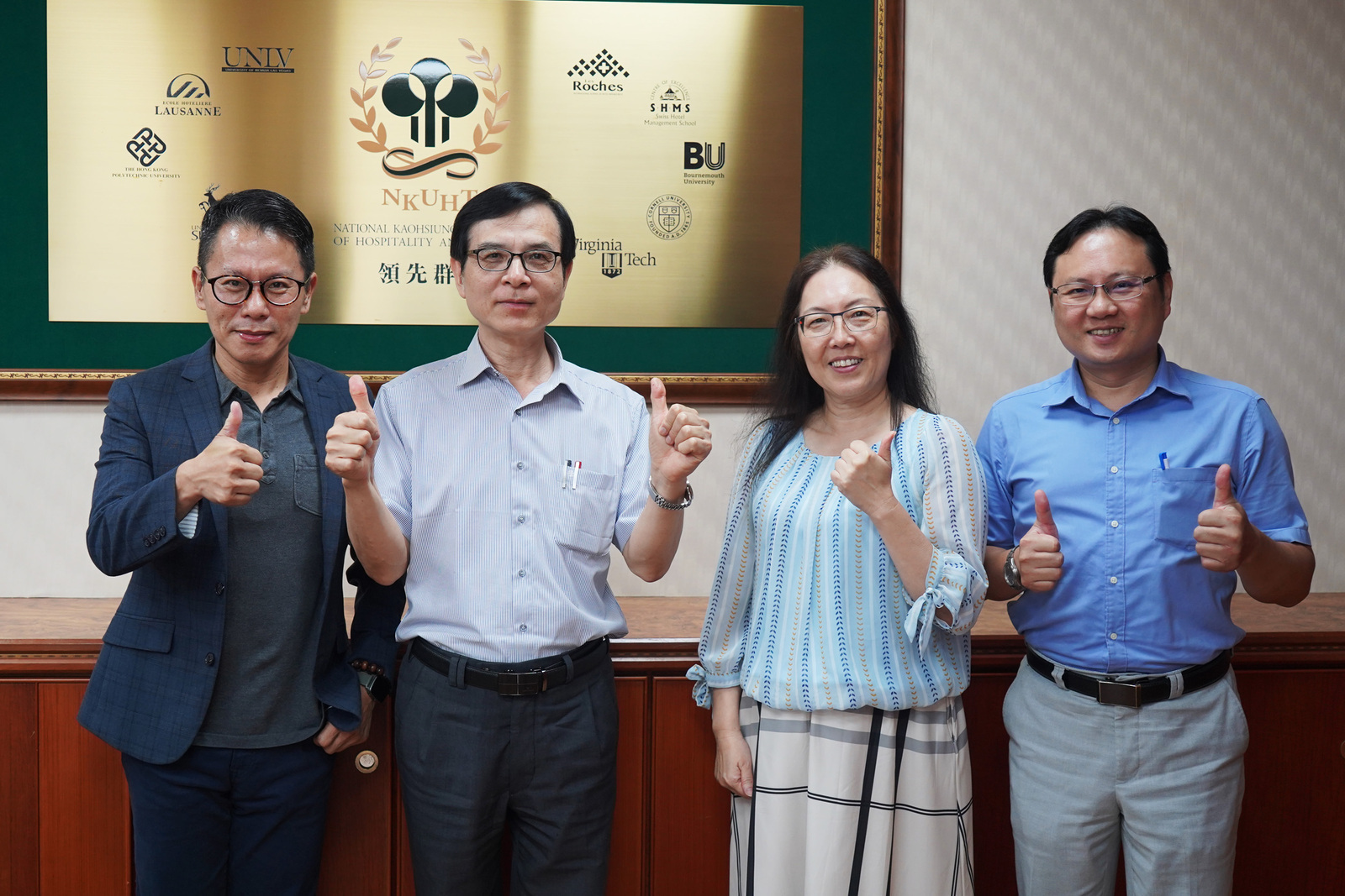 陳國泰代理校長對三位師長獲得殊榮大讚高餐之光(由左至右:徐立偉老師、陳國泰代理校長、梁靜文老師、梁榮達老師)圖片