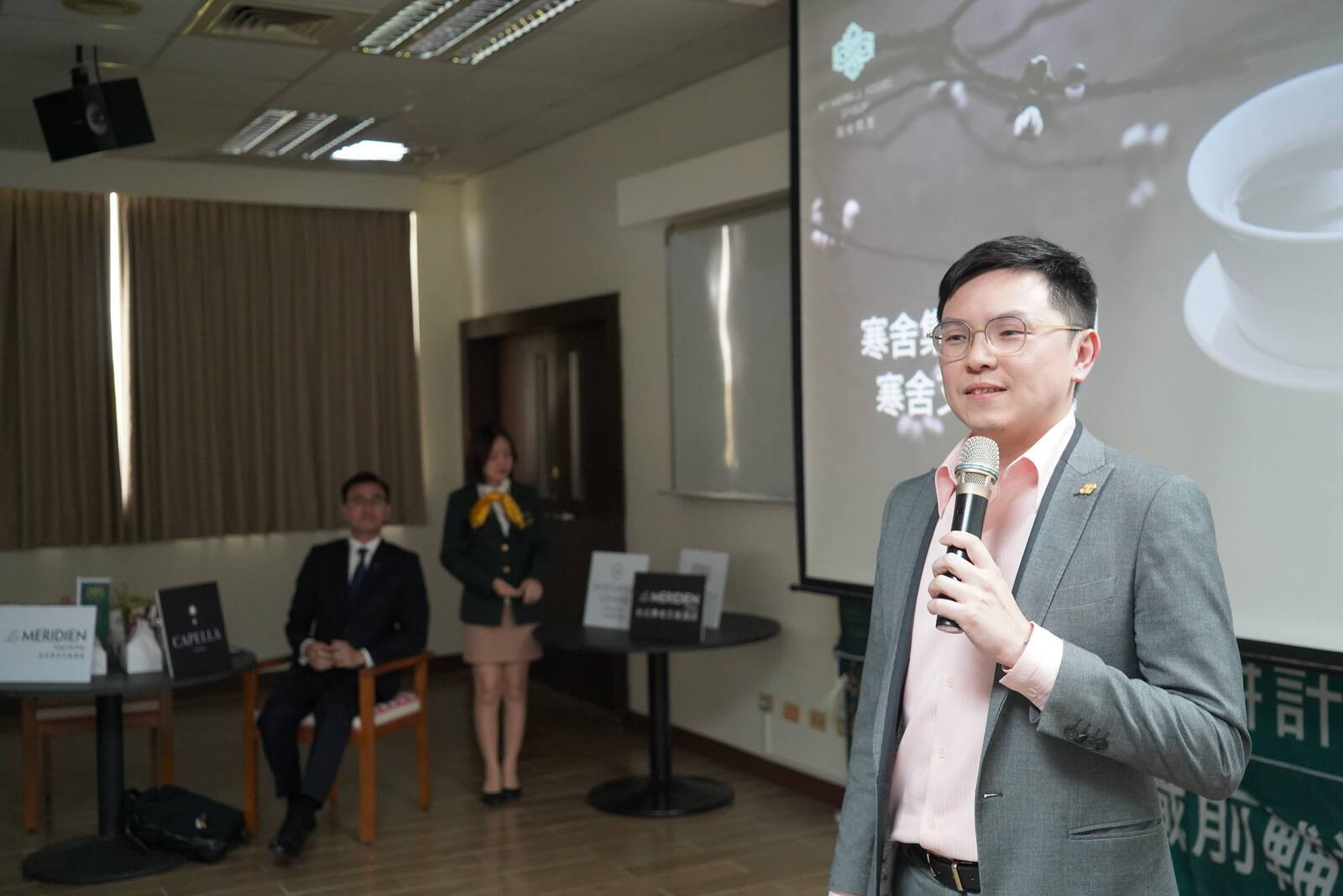 為拉近親切感，飯店請高餐校友現身說法圖片