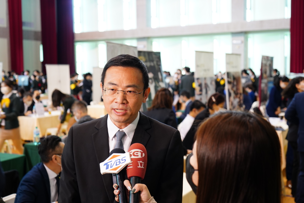 高餐大蕭登元研發長接受媒體採訪圖片