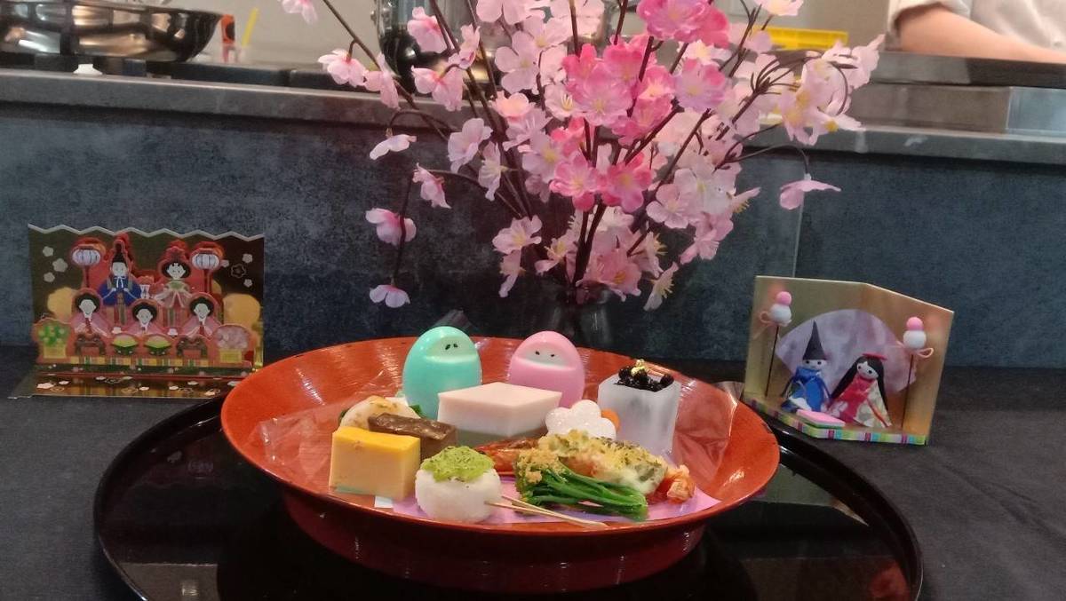 鎌倉聡老師配合節氣季節性特色食材，展演以3月3日女兒節(桃花節)為主題之前菜