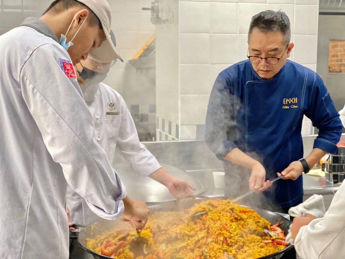 西廚系陳寬定主任攜手學生製備料理